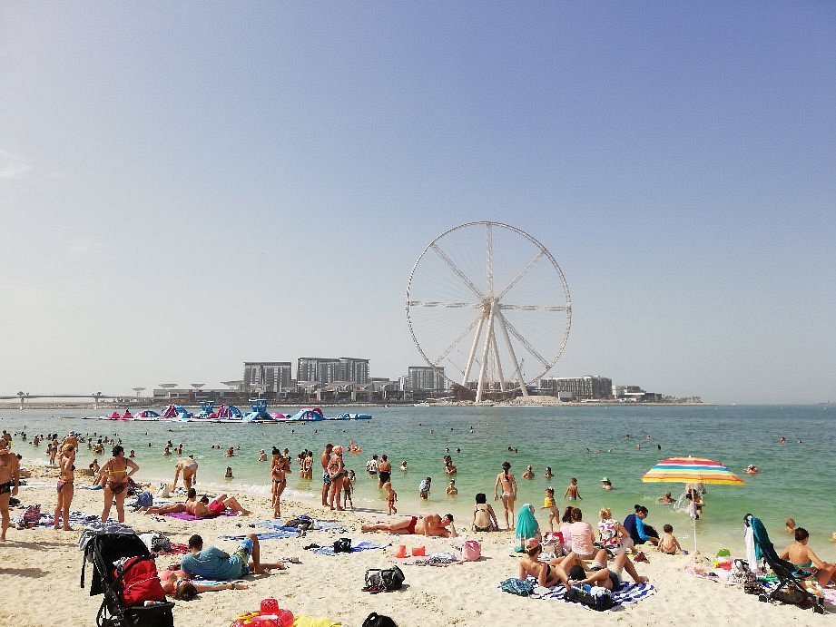 شاطئ مارينا دبي أحد شواطئ دبي للسباحة.