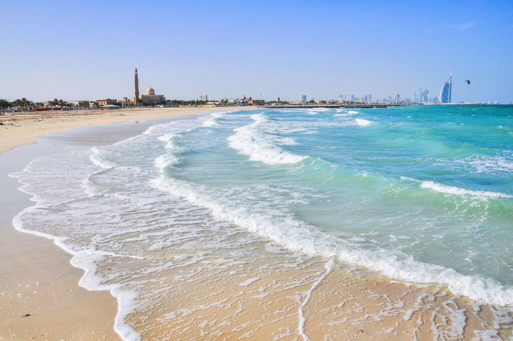 شاطئ ام سقيم دبي من افضل شواطئ دبي للسباحة.