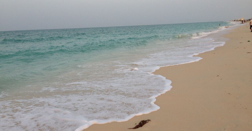 شاطئ فويرط شاطئ هادئ ومكان مميز للعائلات والأطفال من بين شواطئ قطر.