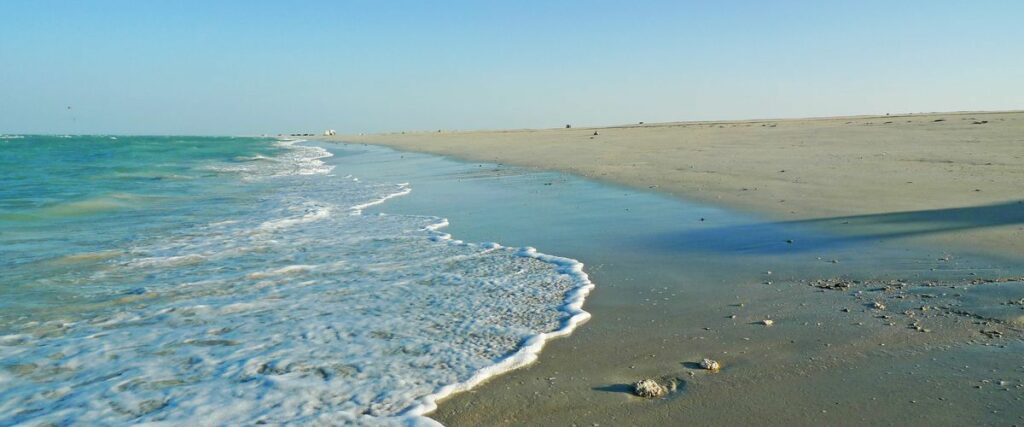 شاطئ المرونة أشهر الشواطئ في قطر ويشتهر بجماله الطبيعي