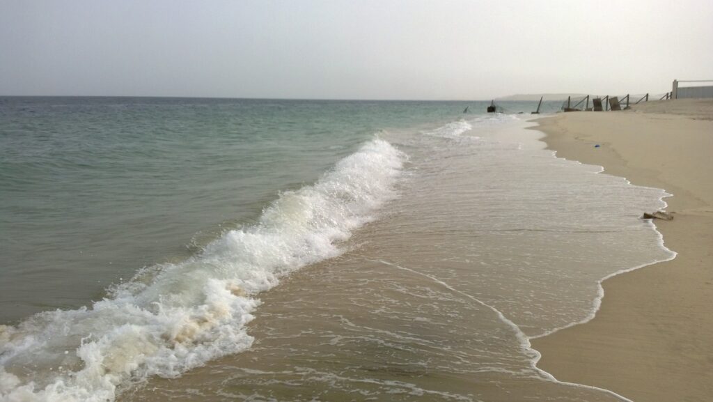 شاطئ مسيعيد من أشهر شواطئ قطر للعائلات.
