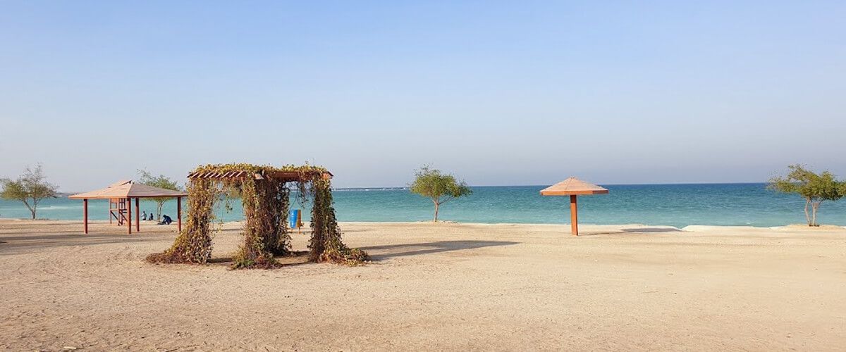 شاطئ سميسمة للعائلات من أفضل شواطئ قطر للعائلات.