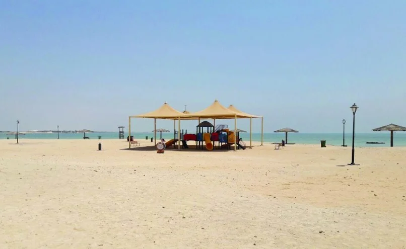 شاطئ الفركية من شواطئ قطر للعائلات.