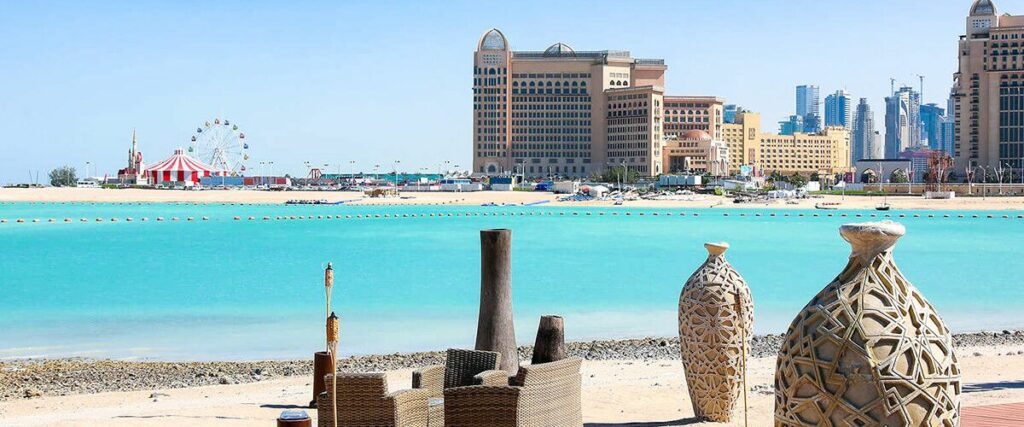 شاطئ كتارا من أكبر شواطئ قطر للعائلات.