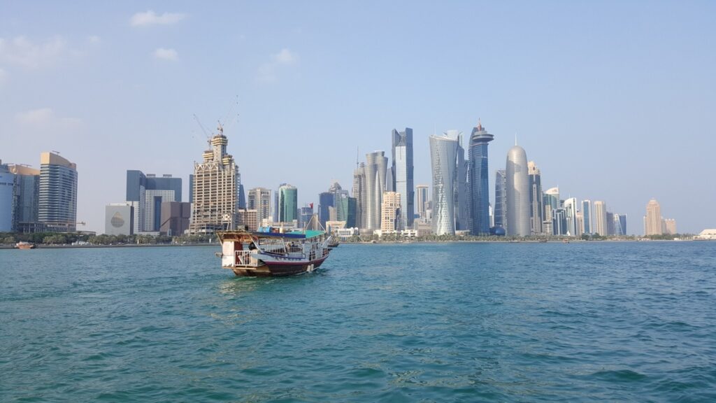 كورنيش الدوحة هو أحد أجمل منتزهات قطر وهو أشهر الأماكن في قطر.