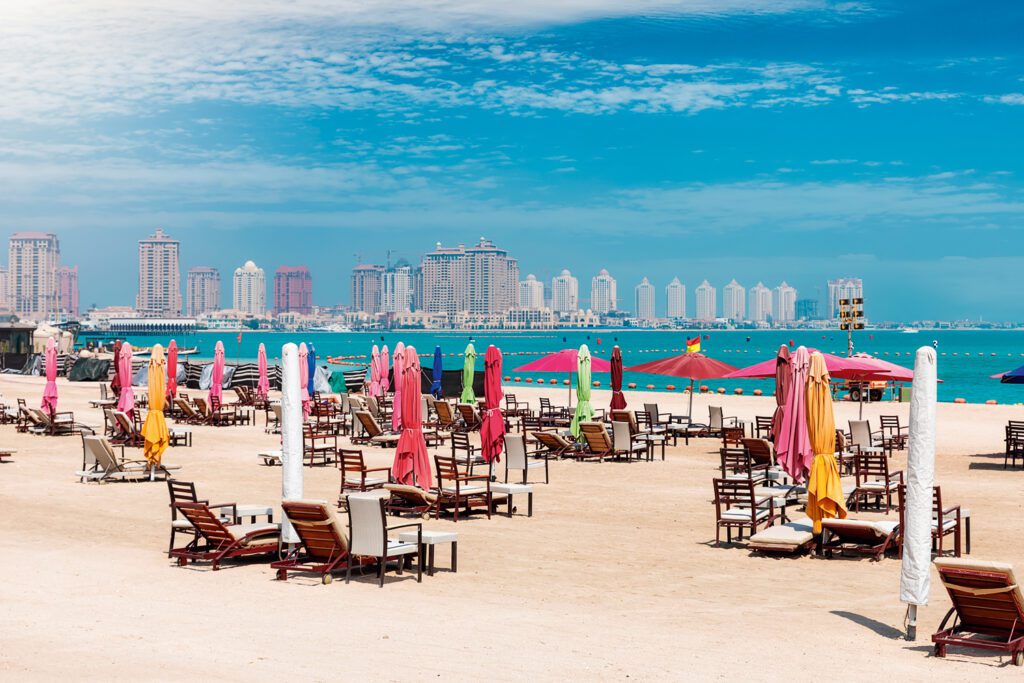 يعد من أشهر الأماكن السياحية في قطر شاطئ كتارا.