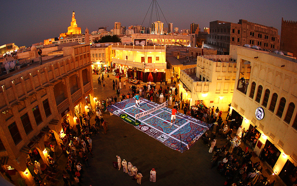 سوق واقف من أشهر أماكن سياحية في قطر للشباب.