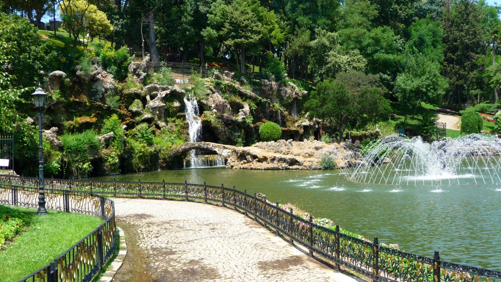  تُعد حديقة اميرجان من أكبر الحدائق في إسطنبول.
