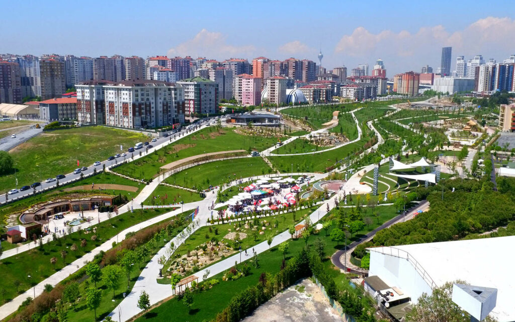 من أكبر الحدائق في إسطنبول حديقة وادي الحياة بيليك دوزو.