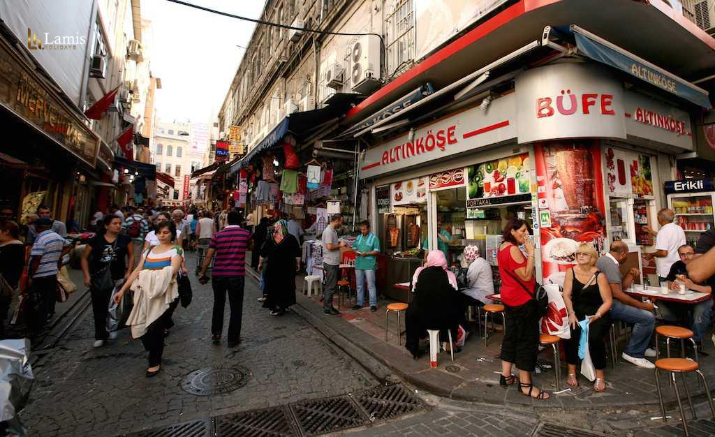 يعد سوق محمود باشا من أفضل أسواق إسطنبول.