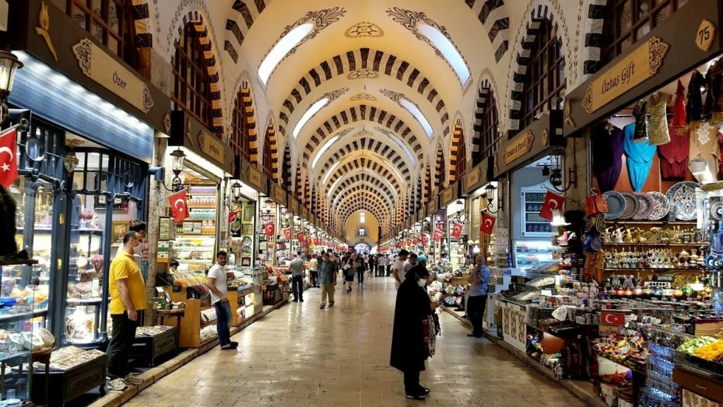 البازار الكبير يعد  من أقدم وأكبر الأسواق المغطاة في العالم حيث أن مساحته الإجمالية 30.700 متر مربع