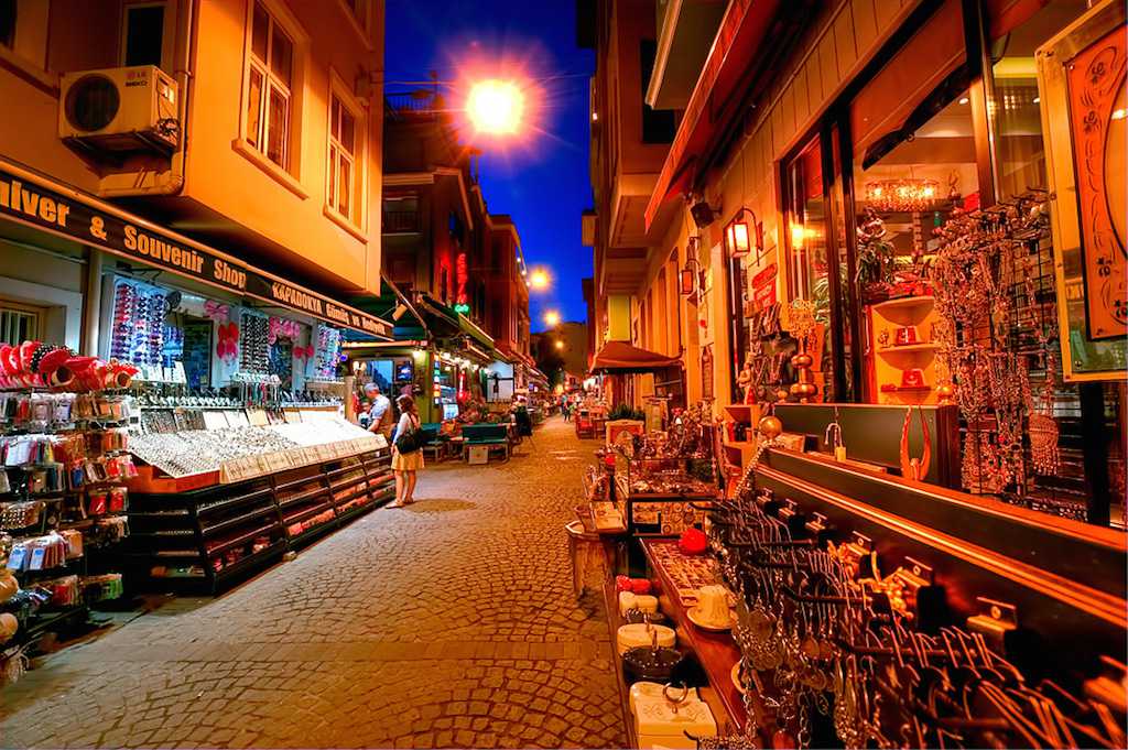 بازار اورتاكوي يعد احد أفضل البازارات في إسطنبول ،وهو عبارة عن سوق مكشوف في الهواء الطل