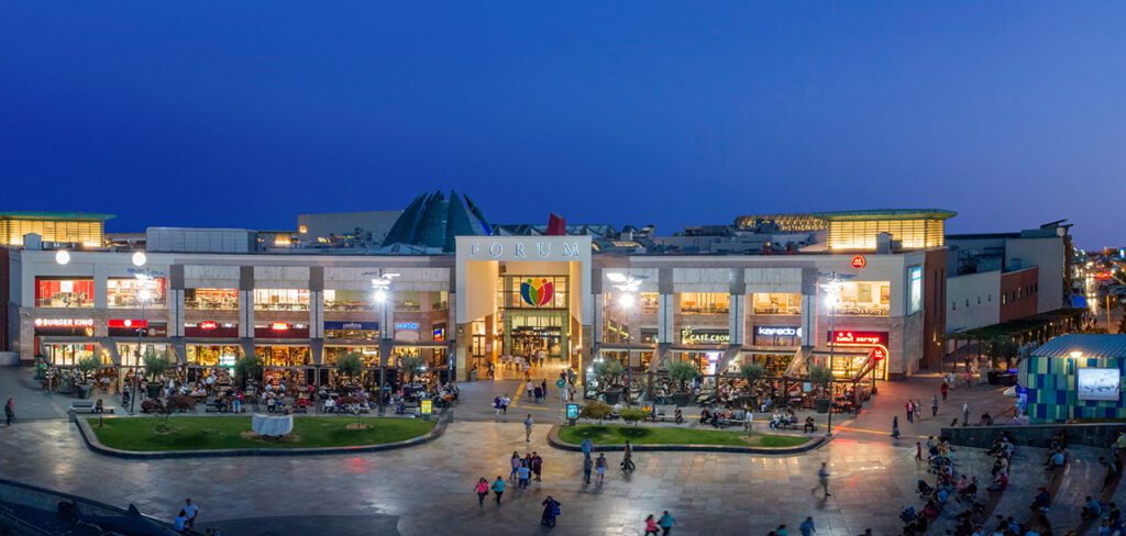 يعد مول فورم اسطنبول من أشهر مولات اسطنبول نظراً  لكونه أكبر مركز تجاري في أوروبا 