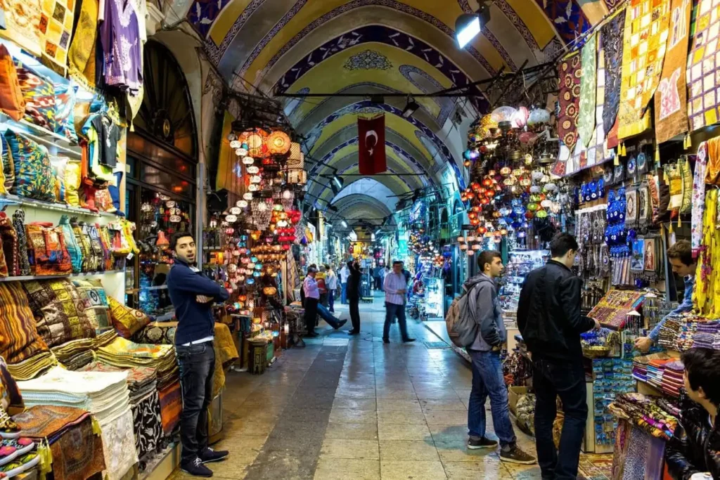 البازار الكبير أكبر سوق شعبي في إسطنبول.