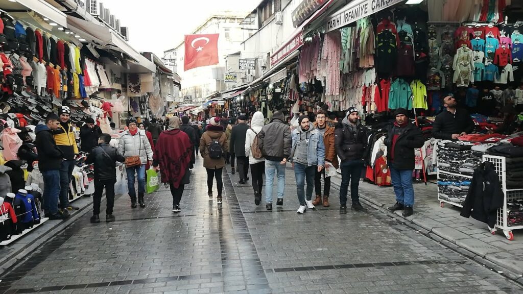 سوق محمود باشا أشهر أسواق إسطنبول الشعبية الرخيصة