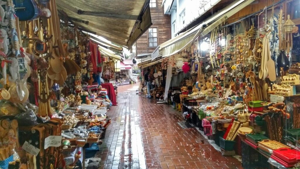 سوق الفاتح إسطنبول أو سوق كارسامبا من أشهر الأسواق الشعبية في إسطنبول
