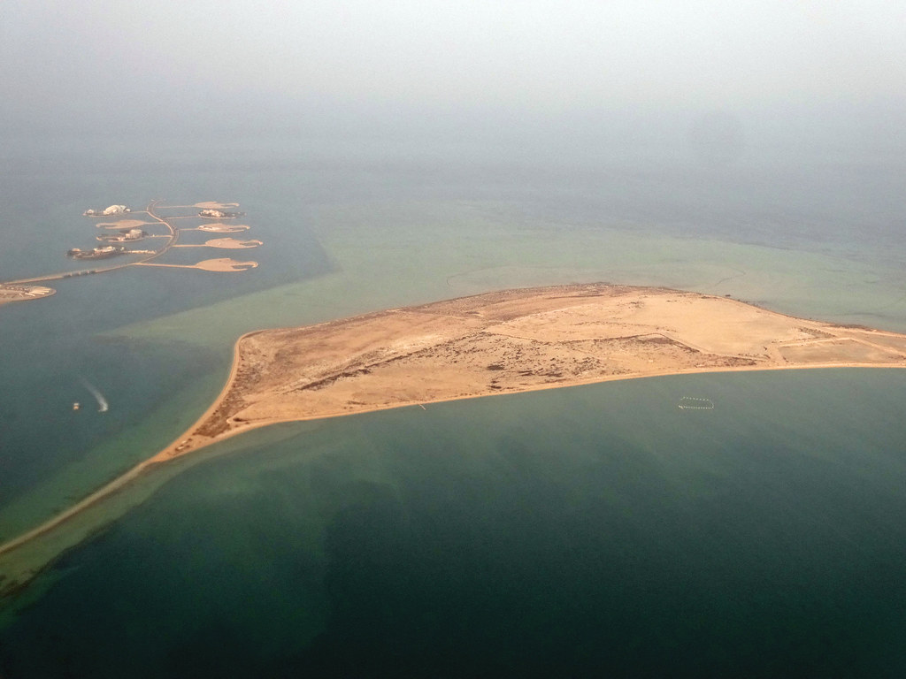 تتميز الجزيرة بلونها البني الخلاب وهي من الجزر في قطر.