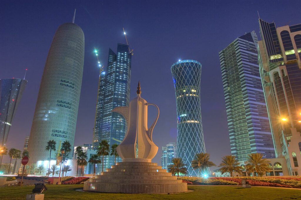 يعد كورنيش الدوحة من أفضل الأماكن السياحية في قطر.