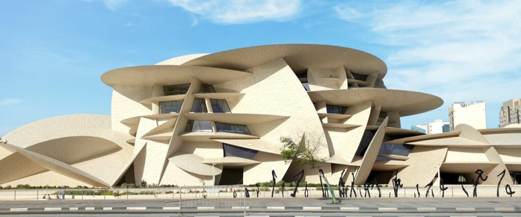 يعد متحف قطر الوطني أشهر الأماكن بقطر