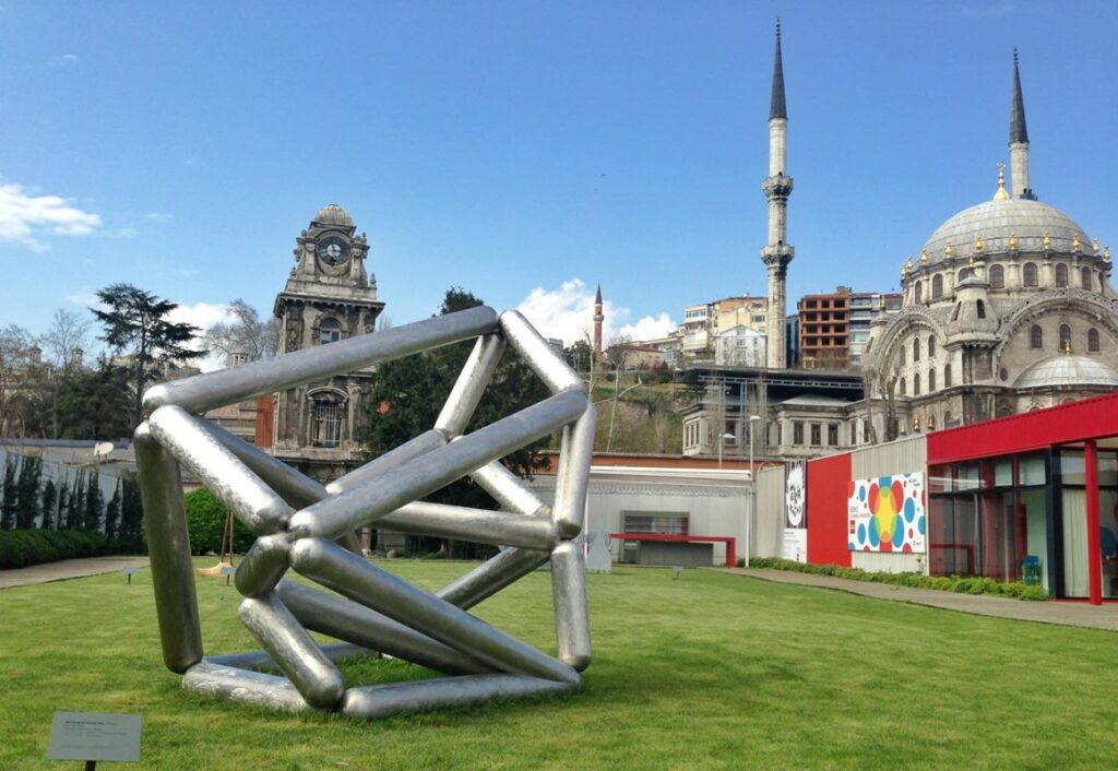 متحف الفن الحديث إسطنبول يعتبر من  أهم المتاحف في إسطنبول.