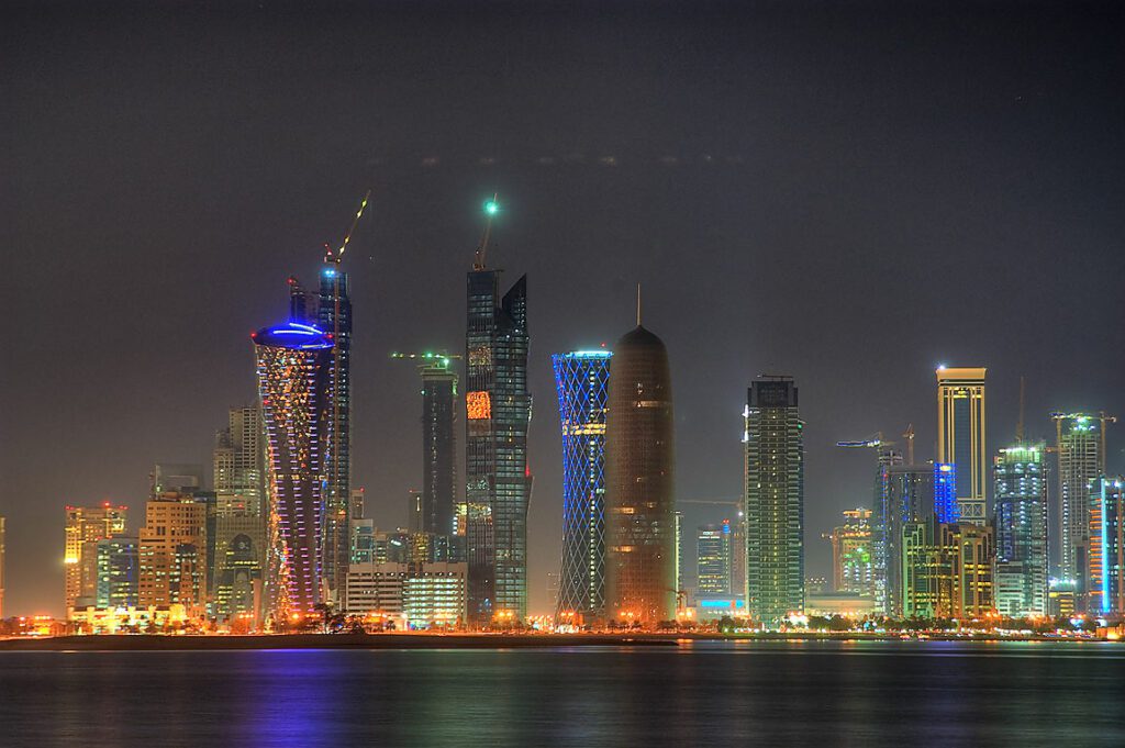يُعد كورنيش الدوحة من أجمل مناطق السياحة في قطر.