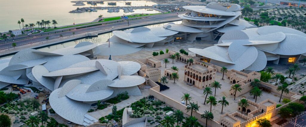 يعتبر متحف قطر الوطني من أشهر أماكن سياحية قطر.
