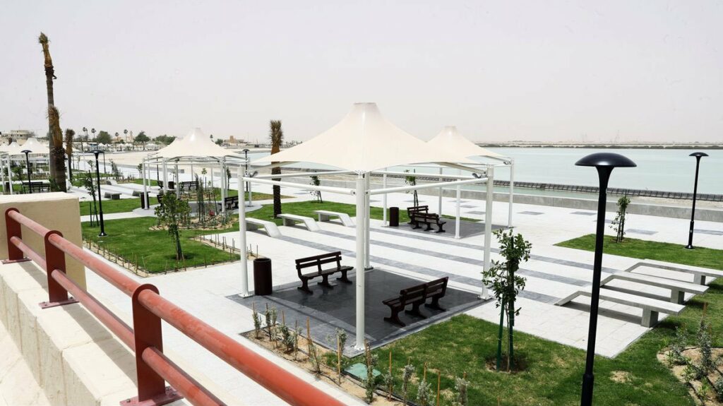 يعد كورنيش الخور قطر أحد  أجمل أماكن سياحة في قطر.  
