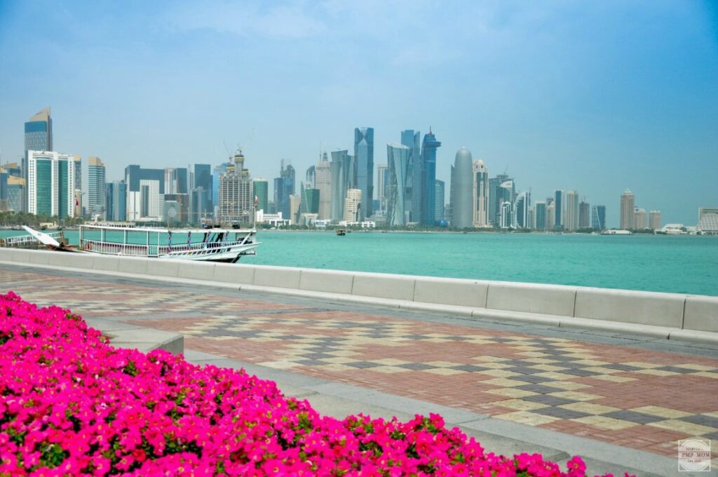يعتبر كورنيش الدوحة من أجمل أماكن سياحية بقطر.