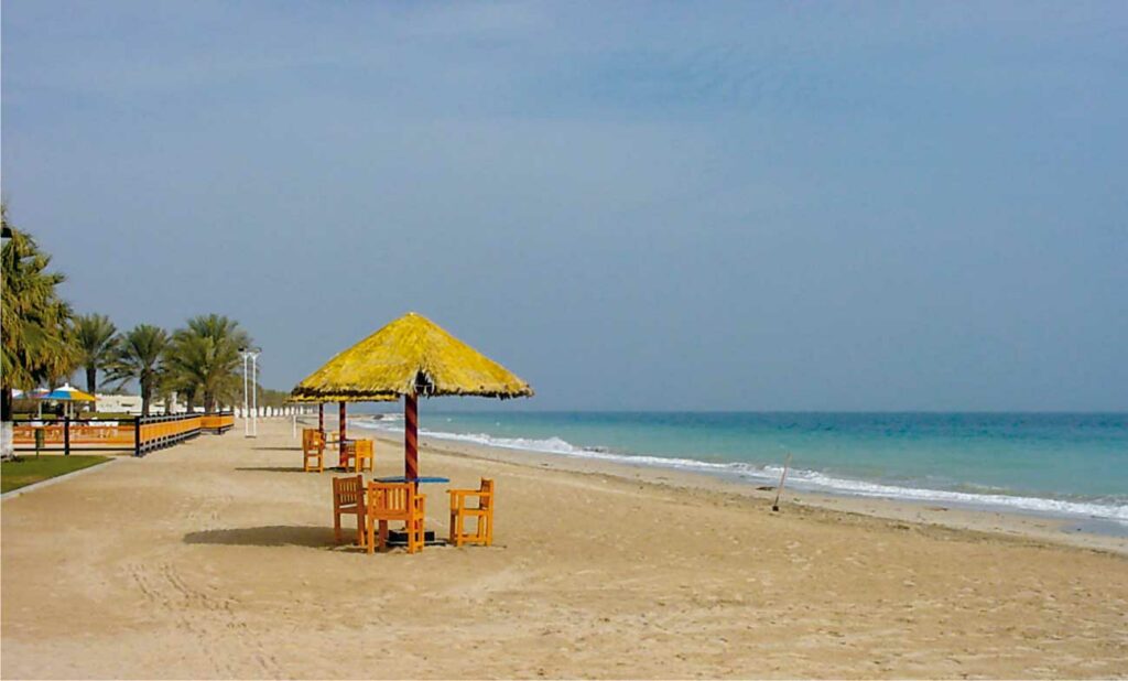 شاطئ الخور قطر من أفضل الأماكن السياحية في قطر للعرسان.
