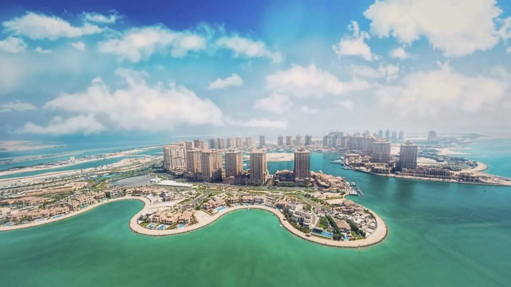 جزيرة اللؤلؤة من أشهر أماكن سياحية للشباب في قطر.
