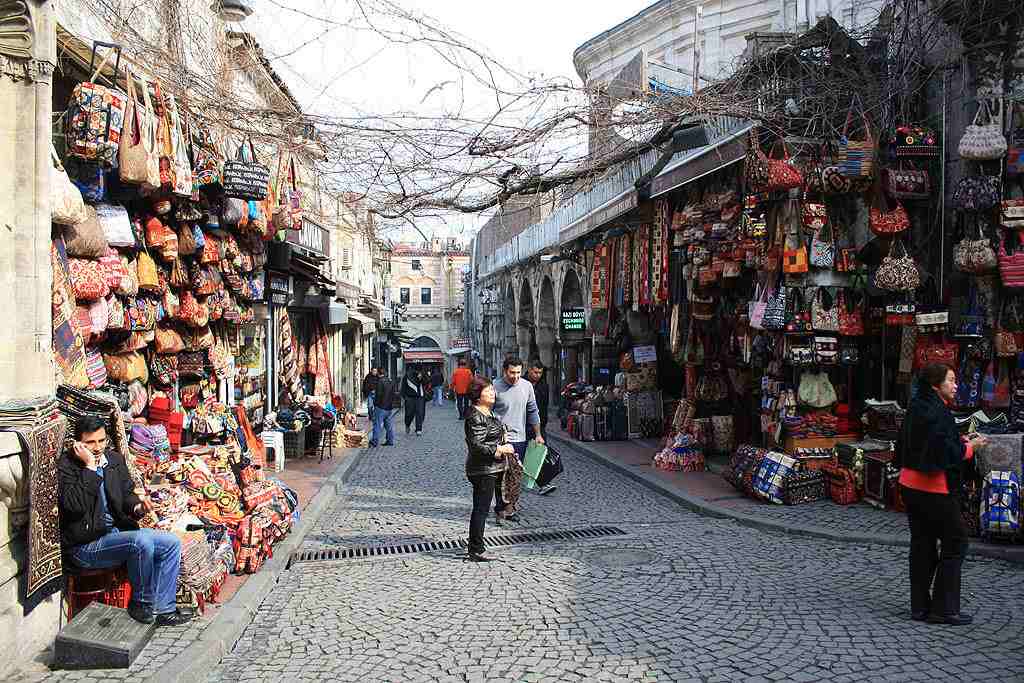 سوق محمود باشا، أحد أرخص الأسواق في إسطنبول.