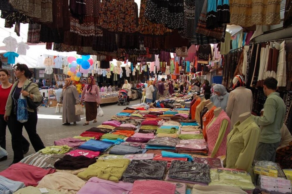 سوق الفاتح إسطنبول، أو كما يعرف بسوق كارسامبا، أحد أرخص أسواق إسطنبول.