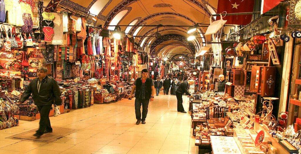 سوق محمود باشا أشهر الأسواق الشعبية في إسطنبول.