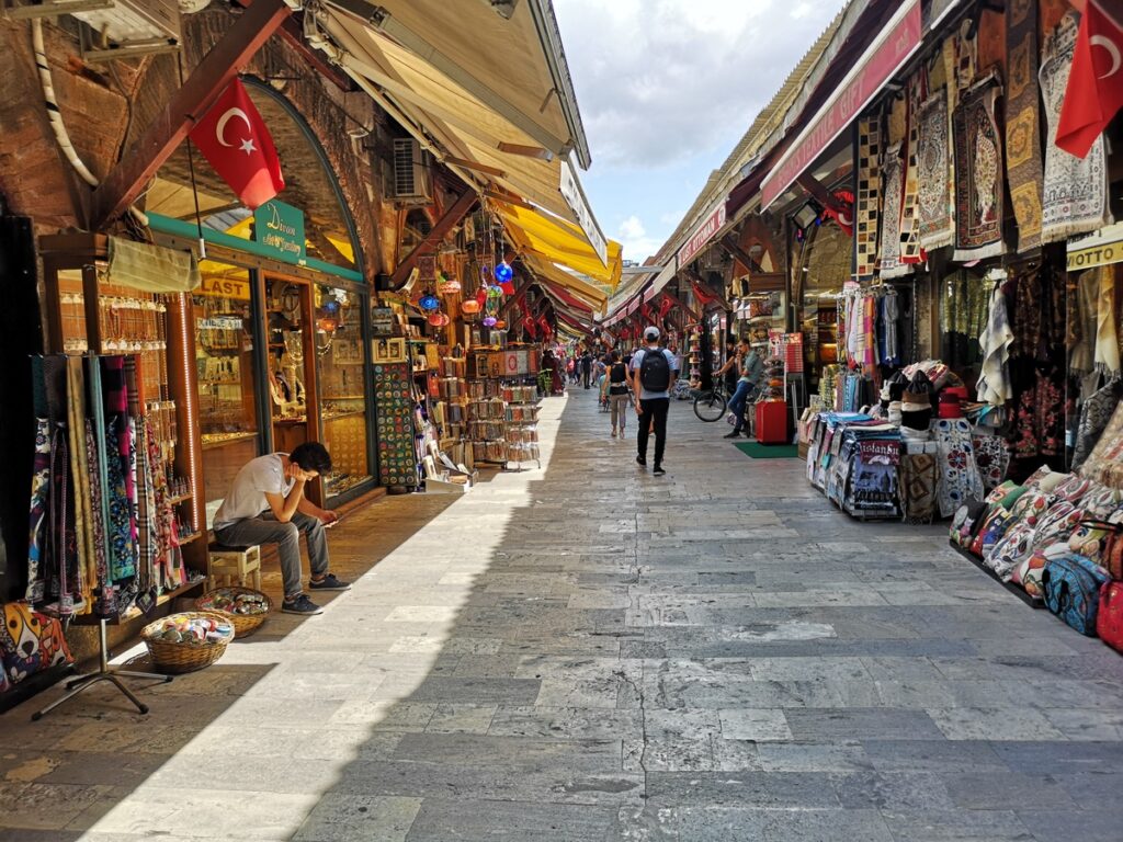 سوق أراستا واحد من أشهر أسواق إسطنبول.