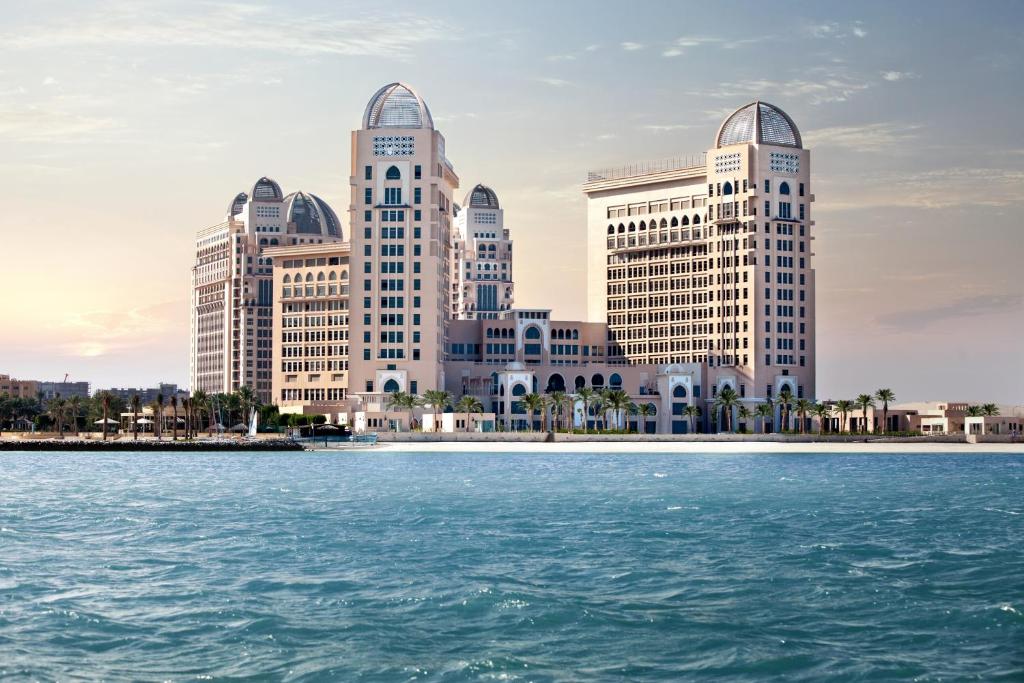 يعتبر ذا سانت ريجيس الدوحة من أفضل فنادق في قطر على البحر
