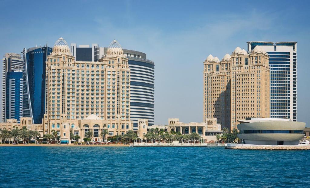 يعد فندق فور سيزونز الدوحة من أجمل فنادق قطر على البحر