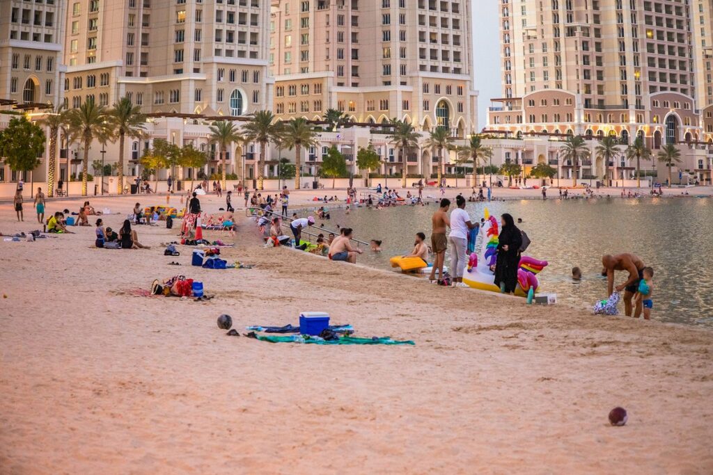 شاطئ اللؤلؤة قطر من أفضل الأماكن في قطر للعرسان.
