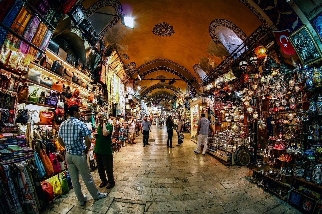 من أبرز البازارات الأسبوعية في إسطنبول سوق الثلاثاء في إسطنبول.