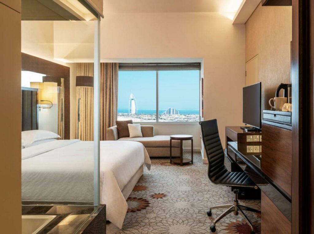 يعد شيراتون مول الإمارات أحد أفخم فنادق البرشاء دبي.