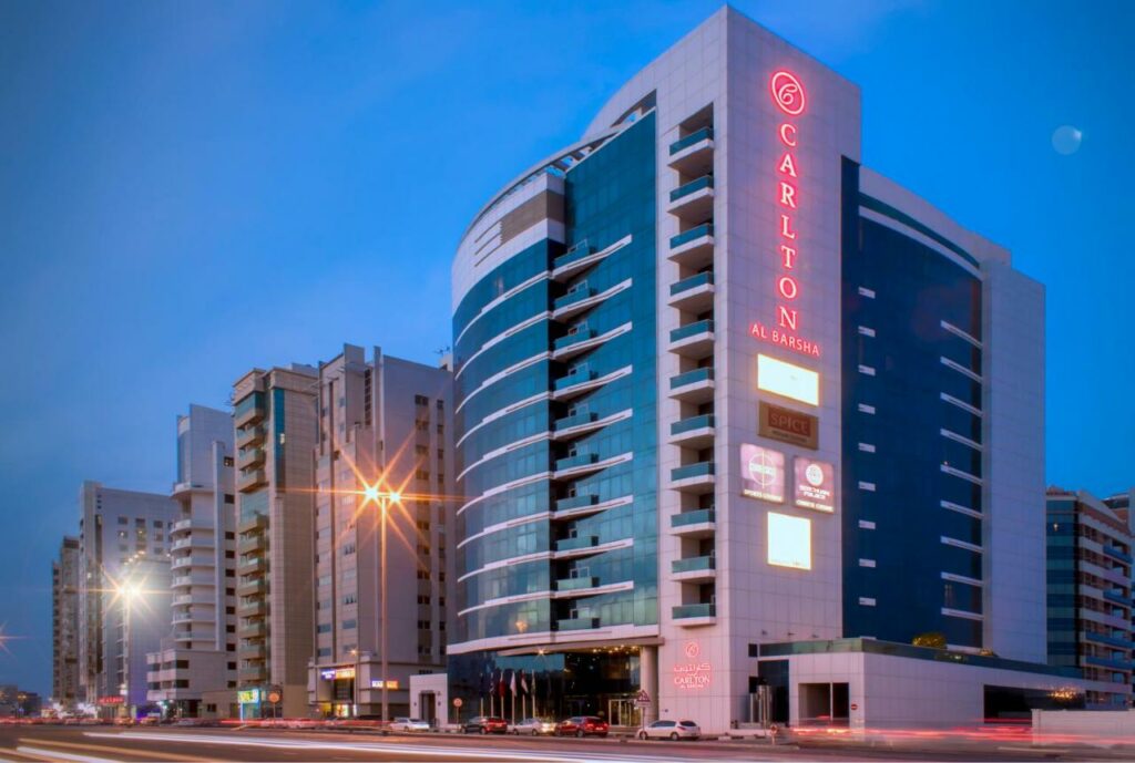 فندق كارلتون البرشاء ويتميز بأنه فندق في دبي رخيص