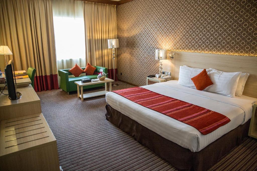 يعد فندق سافرون بوتيك من فنادق الديرة دبي المميز بغرف ذات إطلالة على المدينة