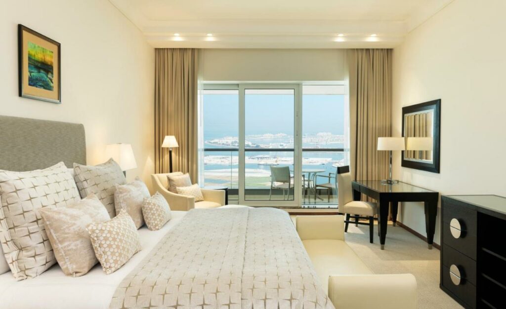 فندق جروزفينور هاوس دبي يعتبر من أفضل فنادق 5 نجوم التي تطل على البحر.