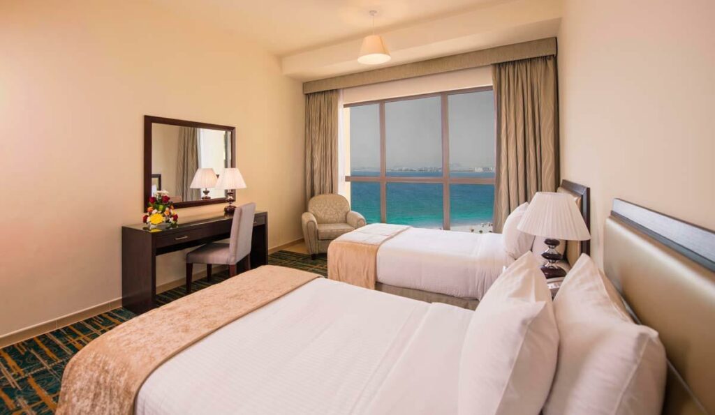 روضة أمواج جميرا بيتش يتميز الفندق بأطلالته المميزة على البحر فهو من أشهر فنادق دبي جي بي ار.