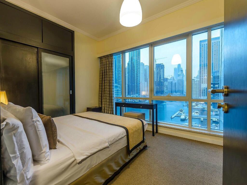 فندق نوران مارينا دبي يتميز الفندق بموقعه المميز بين فنادق دبي جي بي ار والغرف تطل على البحر.