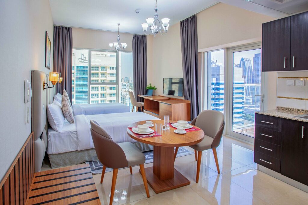 فندق رويال ريجنسي سويتس مارينا يتميز بغرف فاخرة متكاملة الخدمات فهو من فنادق دبي جي بي ار الفخمة.