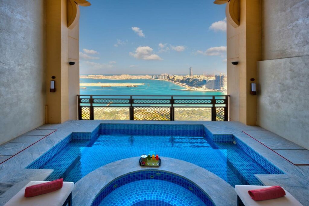 فندق ارجان روتانا دبي من أروع فنادق دبي للشباب.