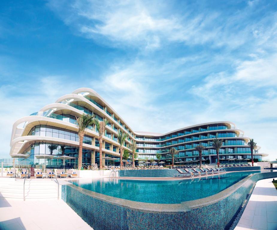 فندق جيه ايه ليك فيو من أجمل فنادق دبي للشباب.