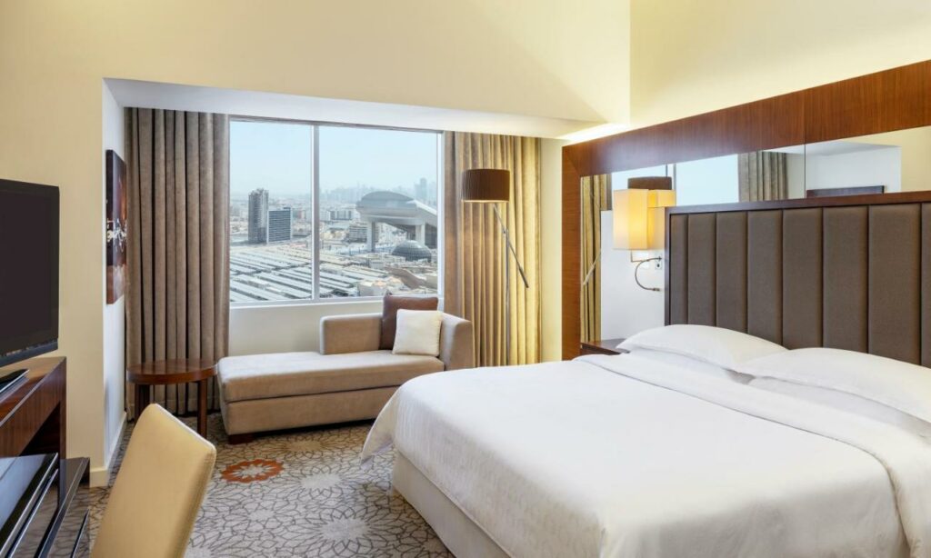 يعتبر فندق شيراتون مول الإمارات خياراً جيداً للسائحين عن فنادق دبي في شارع الشيخ زايد
