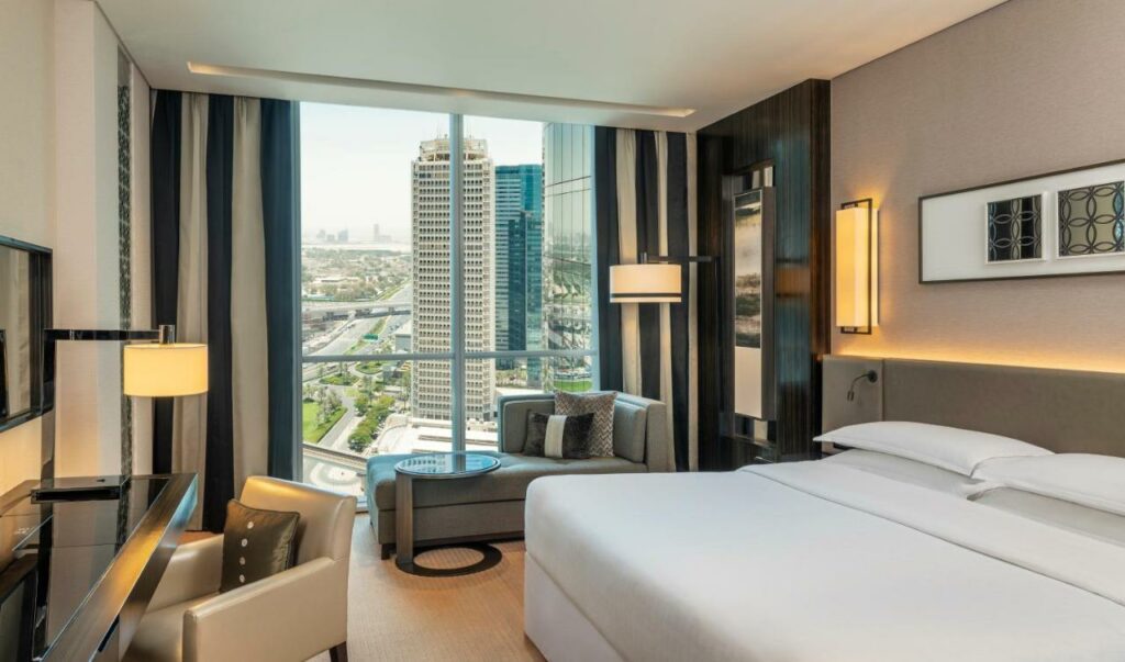 فندق شيراتون جراند دبي من فنادق دبي شارع الشيخ زايد ذات إطلالة خلابة على المدينة.
