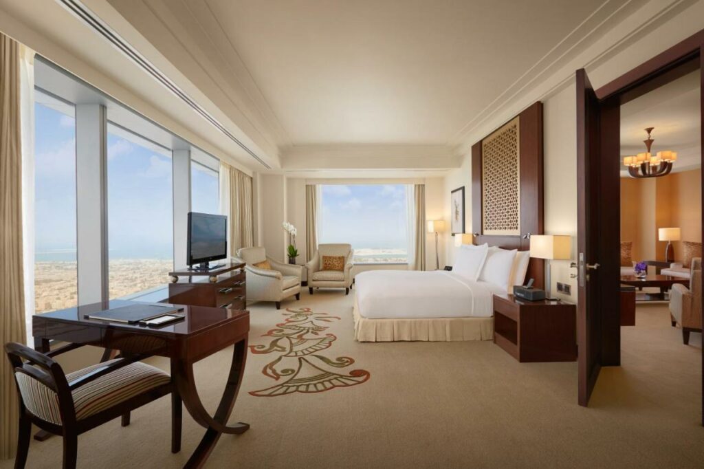 فندق كونراد دبي من بين فنادق دبي على شارع الشيخ زايد التي تجمع بين الفخامة والراحة.